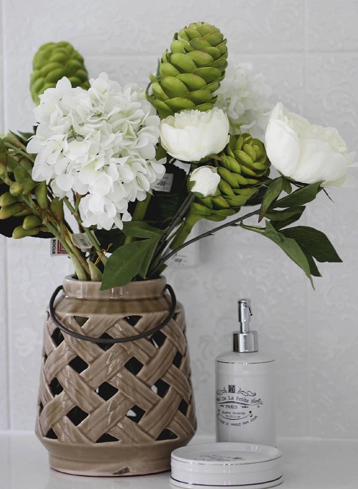 Искусственные цветы для интерьера ванной комнаты