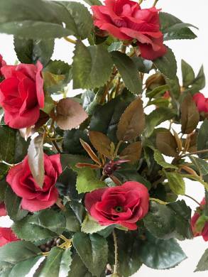 Роза кустовая красная искусственная в чёрном кашпо 